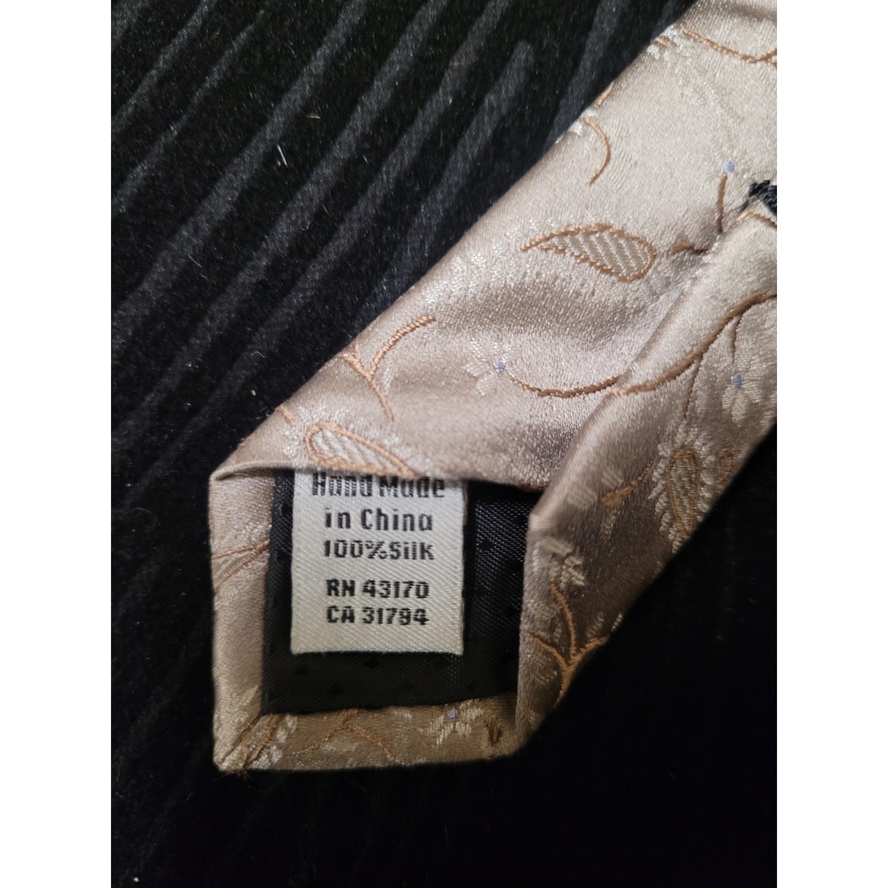 Geoffrey Beene Mens 100% Silk Paisley Chic Vintage Formal‎ Necktie Tan/Gold - Picture 4 of 5